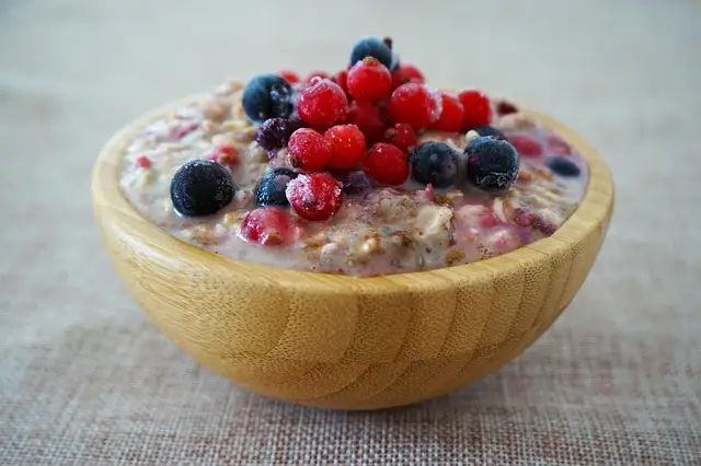 Foto eines Getreidebreis mit frischen Beeren: Ernährungsberatung gemäß der TCM