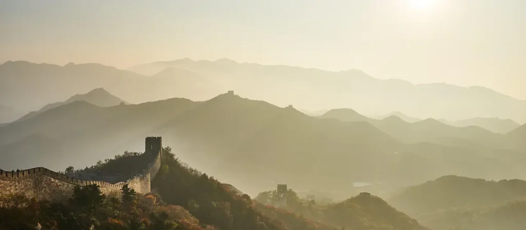 Landschaft im Gegenlicht mit Hügeln und Chinesischer Mauer - Titelbild der Homepage Mobile TCM-Praxis Ruby: Ernährungsberatung, Ernährungstherapie
