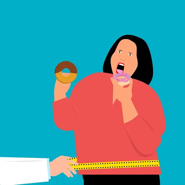Eine übergewichtige Frau ist dabei, süßes Gebäck zu essen, ein Arzt vermisst ihren Bauchumfang: TCM Ernährungsberatung und Ernährungstherapie bei Übergewicht, Gewichtszunahme & Heißhunger.